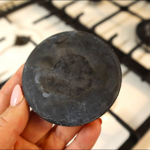 Как отмыть жир с кухонной плиты: щепотка этого средства разъедает любую грязь