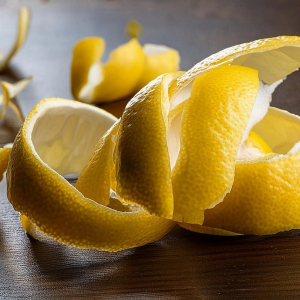 Выбрасываете кожуру лимона? Зря: 5 способов использования, о которых вы не догадывались